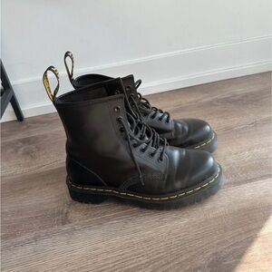 Doc martens 25345 size 8 men’s size 9 women’s